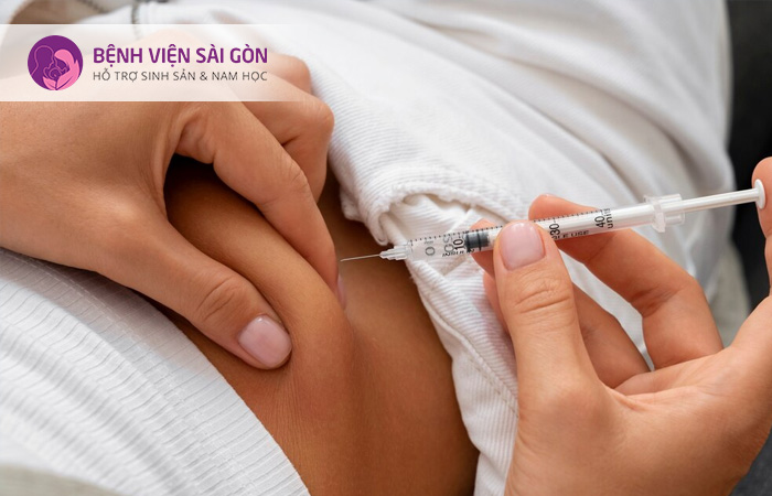 Tiêm thuốc kích trứng là một bước quan trọng khi thực hiện IVF